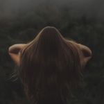 Mniej włosów na szczotce, więcej na głowie: skuteczny plan na zahamowanie wypadania