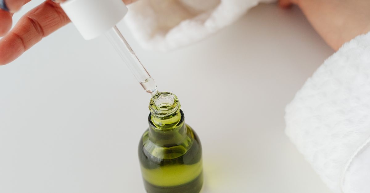 Pożegnaj rumień: serum z niacynamidem, które wycisza zaczerwienienia i przywraca równy koloryt