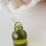 Pożegnaj rumień: serum z niacynamidem, które wycisza zaczerwienienia i przywraca równy koloryt