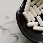 Postaw na mikrobiom: suplementy probiotyczne, które realnie wspierają florę jelitową